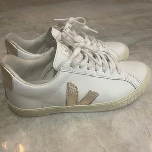 Veja Esplar Logo Leather Low-Top Sneakers